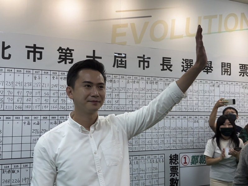 鄭朝方獲得超過3萬票出線勝選，成為竹北市首位民進黨籍市長。記者巫鴻瑋／攝影