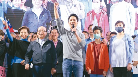 國民黨台北市市長當選人蔣萬安（中）在競選總部前發表勝選談話。記者林澔一／攝影