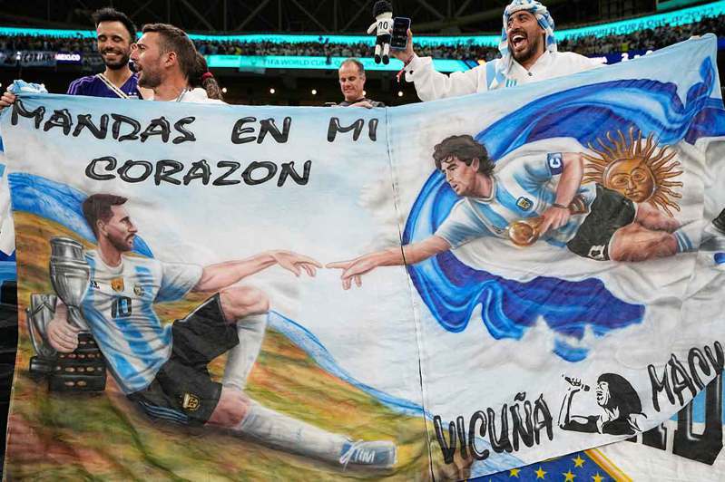 足球之神不想讓阿根廷球迷哭泣，派出天使來喚醒梅西(左)，在進攻艱辛異常的比賽中奇蹟式地打敗墨西哥。 美聯社
