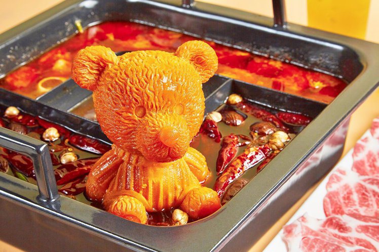 麻辣牛油萌熊「有BEAR來」麻辣鮮香，入鍋後像極正在泡湯的小熊。圖／鼎王提供