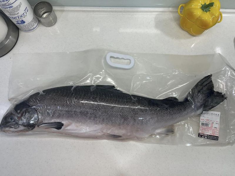 網友在黑色星期五購買整尾鮭魚。圖／Costco好市多商品經驗老實說
