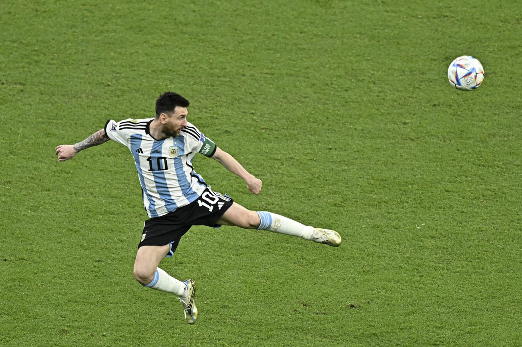梅西（Lionel Messi）今天一射門、一助攻，幫助阿根廷以2：0擊敗墨西哥。 新華社