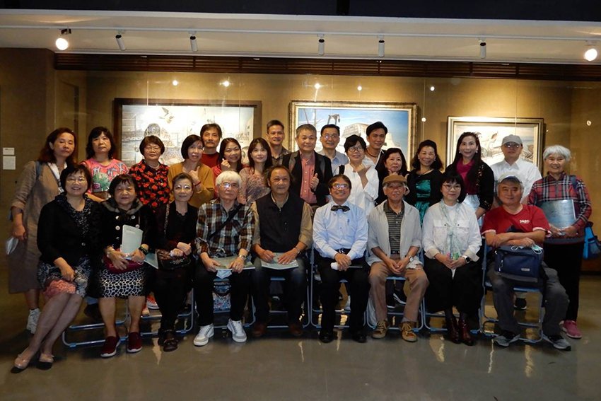 桃園市美術協會成員參加理事長范姜明華的個展活動。 桃園市美術協會/提供