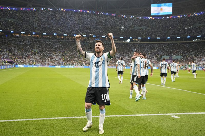 阿根廷隊以2比0戰勝墨西哥隊。圖為梅西慶祝進球。 美聯社