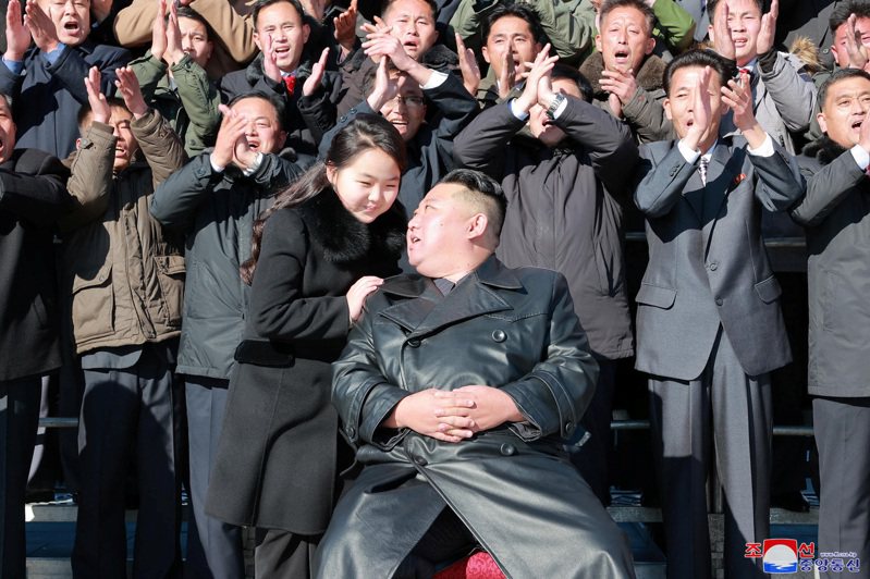 北韓中央通訊社27日再度發布北韓領導人金正恩帶著二女兒金朱愛(前左)公開露面的一系列照片。父女倆互動親密。 路透社