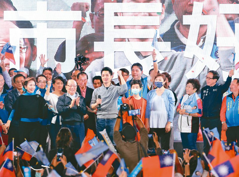 國民黨台北市長候選人蔣萬安（中）勝選後與家人同台，向支持者表達感謝。記者許正宏／攝影
