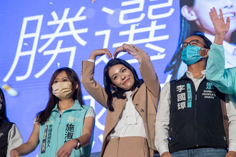 民眾黨候選人高虹安（中）當選新竹市長，上台比出愛心手勢向支持者致謝。記者季相儒／攝影