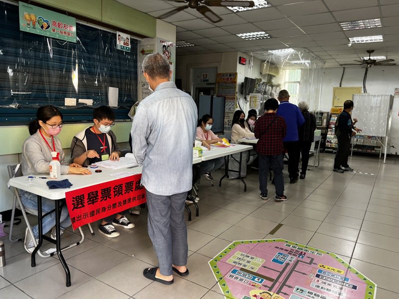 宜蘭縣設在羅東鎮衛生所的投開票所，民眾排隊領取6張選票。林佳彣／攝影