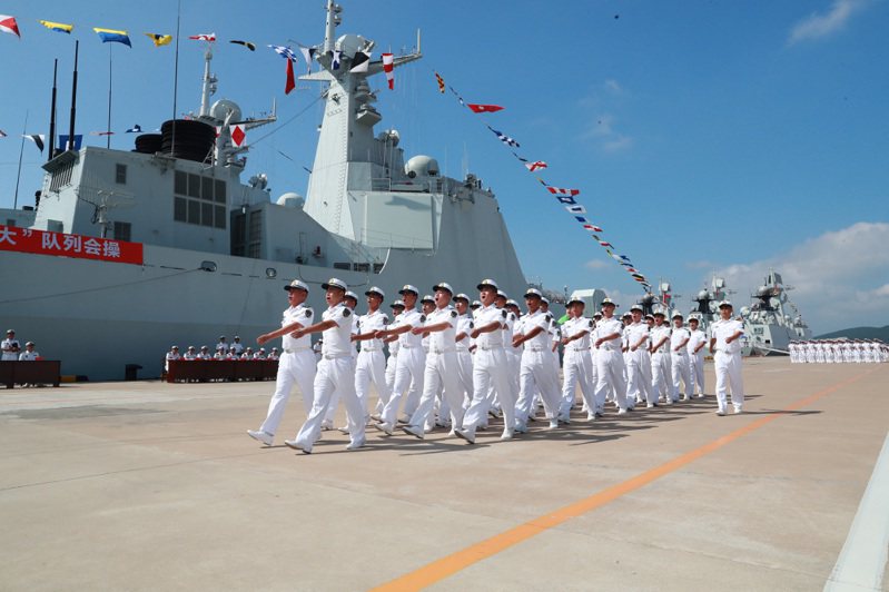 大陆海军秀出36艘新型舰艇训练画面，图为北部战区海军某驱逐舰支队举办队列会操。（新华社）