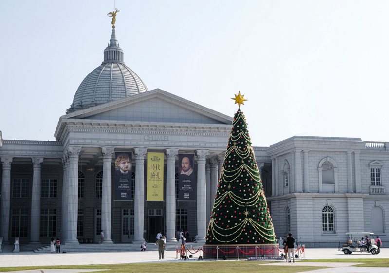 奇美博物館「幸福耶誕樹」以金黃色垂鍊、繽紛彩球作裝飾，傳遞幸福喜悅之情。圖／奇美博物館提供