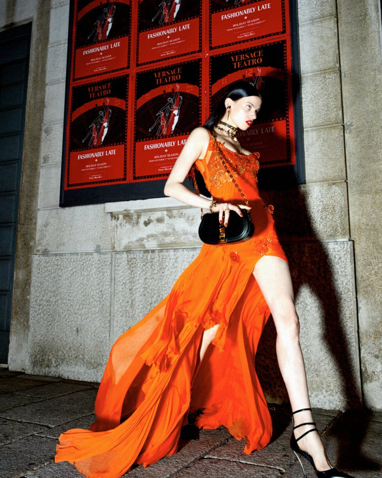 Versace 2022節日系列形象廣告由首次與品牌合作的Lily McMena...