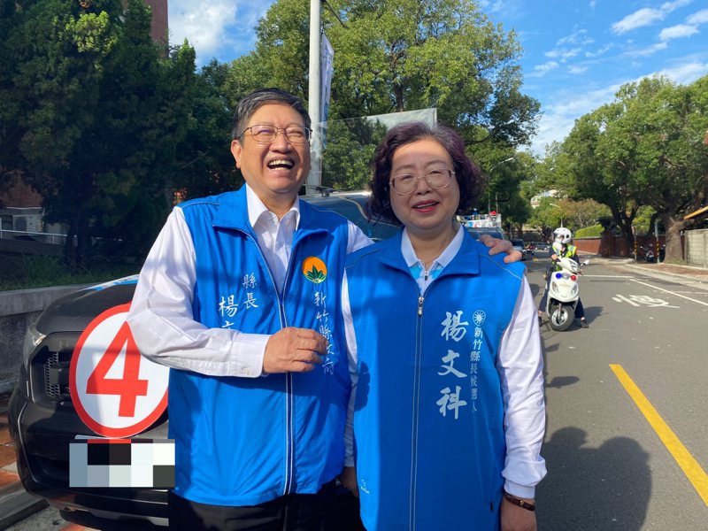 楊文科（左）一早與夫人展開全縣13鄉鎮市謝票，他在此次縣長選舉中獲得壓倒性勝利，大贏對手一倍選票。記者巫鴻瑋／翻攝
