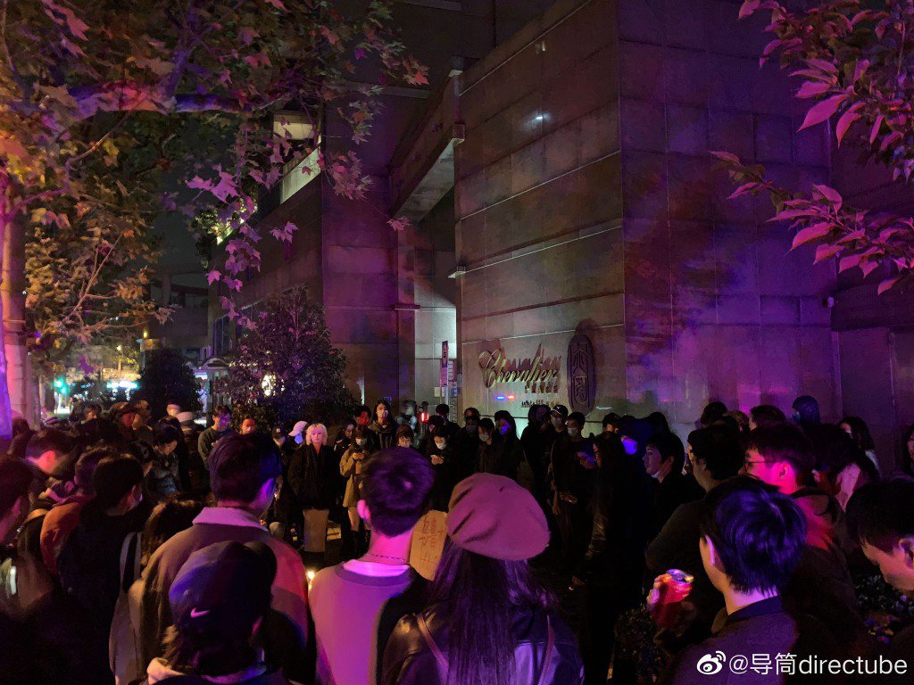 上海烏魯木齊路爆發群眾聚集聲援新疆烏魯木齊火災事件。（微信截圖）