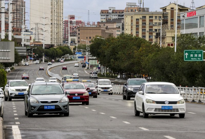 新疆烏魯木齊市宣布28日起恢復公共交通，圖為今年9月期間街上的一般車輛。（中新社）