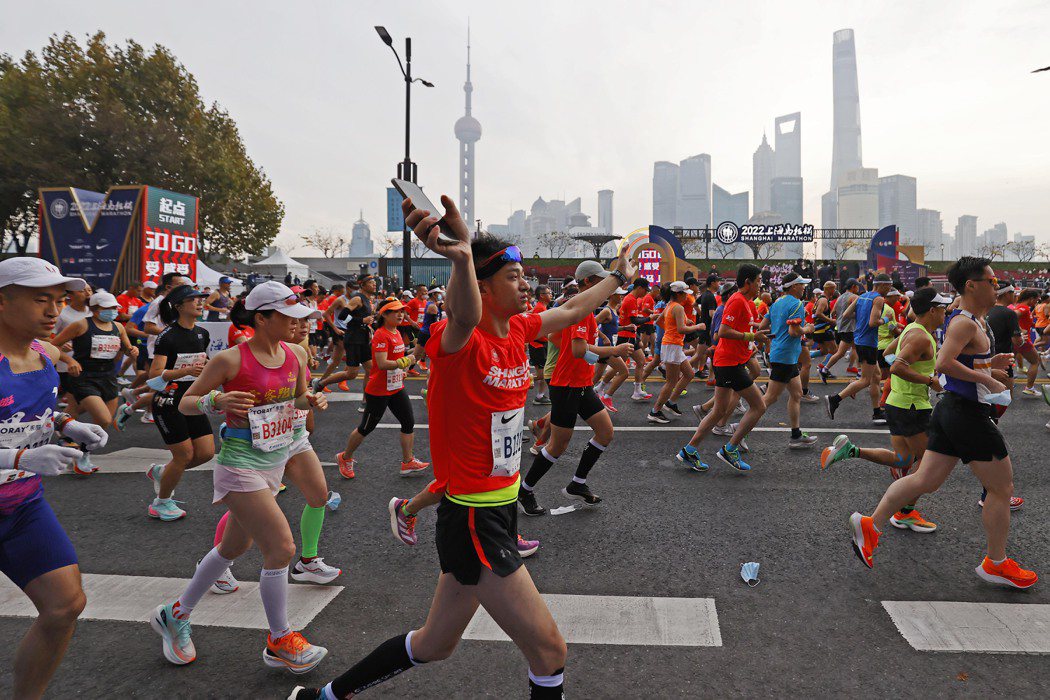 2022上海馬拉松賽今天上午7時鳴槍開跑，圖為參賽者行經外灘景觀區域。（中新社）
