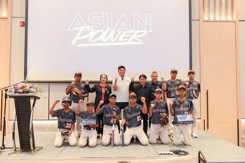 亞洲棒球總會會長辜仲諒（後排左三）及泰國棒球協會會長Vuttichai（後排右四）今（27）日出席與泰國青少棒球員齊呼「Asian Power!」 口號。圖／亞洲棒總提供