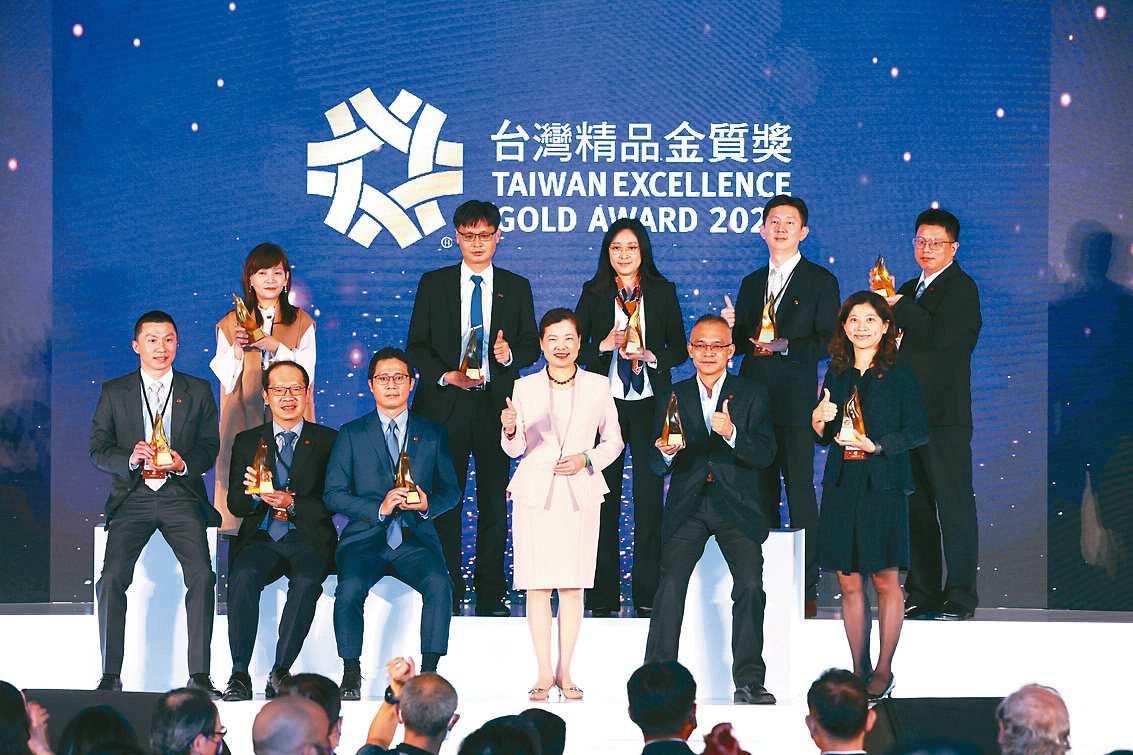 經濟部部長王美花（前右三）與10家第31屆台灣精品金質獎獲獎企業合影。貿協／提供