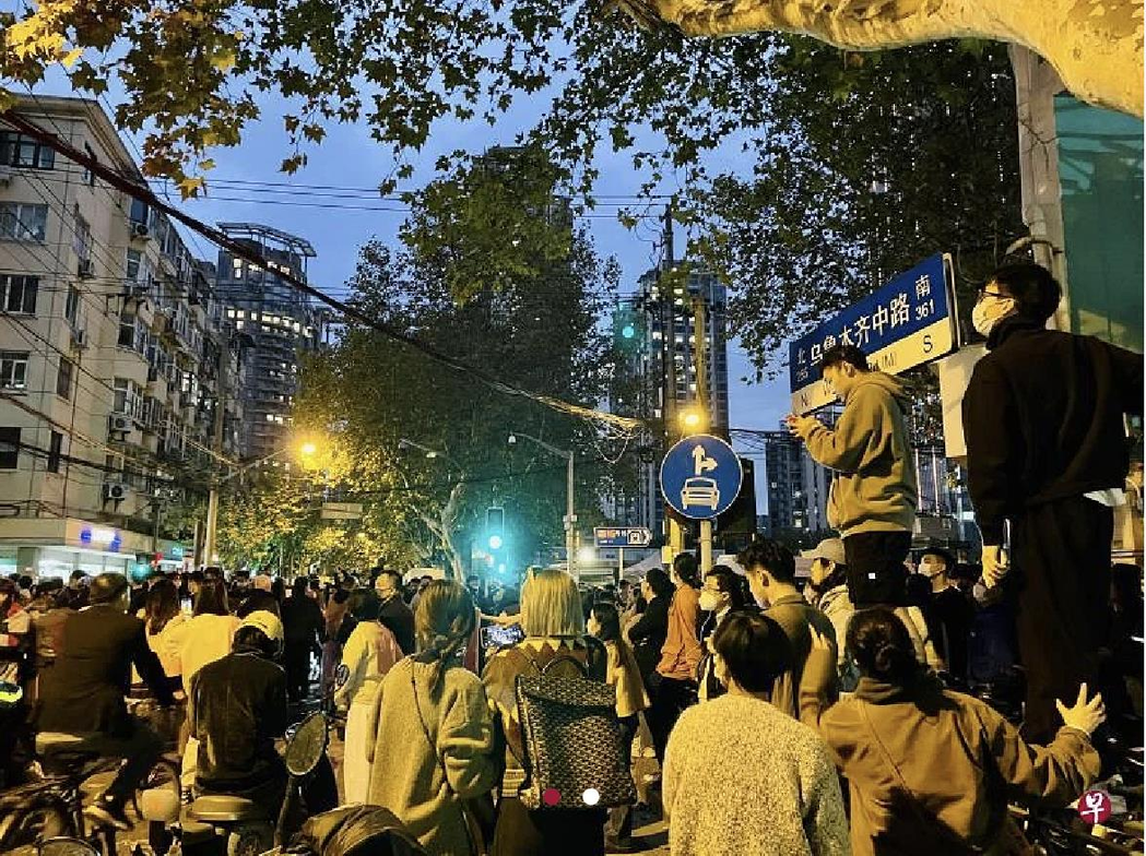 上海市中心烏魯木齊中路的人群27日晚上重新聚集，警方在傍晚後增派更多人手，封鎖範...