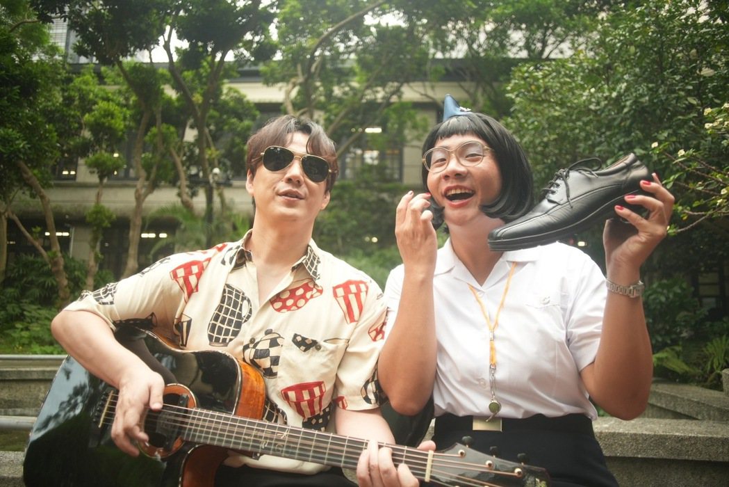 蕭煌奇(左)在影片中煞到阿翰飾演的房東阿姨「麗珠」。圖／好莉嗨提供