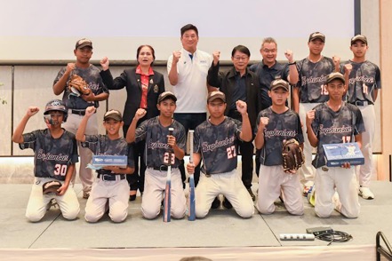 亞洲棒球總會會長辜仲諒（後排左三）及泰國棒球協會會長Vuttichai（後排右四）27日共同出席捐贈物資活動，與泰國青少棒球員齊呼「Asian Power！」 口號。
 亞洲棒總／提供