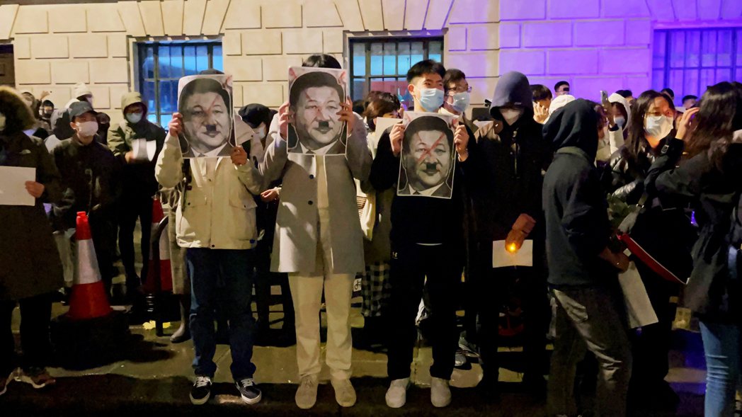 示威者拿著習近平的照片、放上希特勒的鬍子。 圖／糖蜜攝於中國駐倫敦大使館