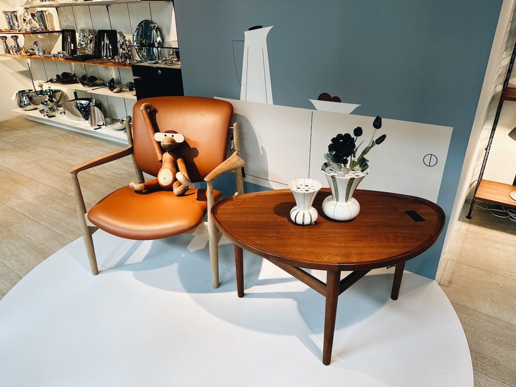Finn Juhl設計的France Chair和The Eye table也是...