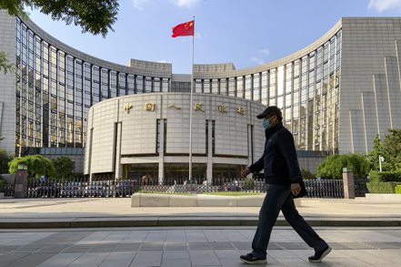 一位前中國大陸央行顧問表示，中國大陸應該堅持擴張性的財政政策，需考慮增發國債，並進一步放寬貨幣政策、降低利息率。（中新社）