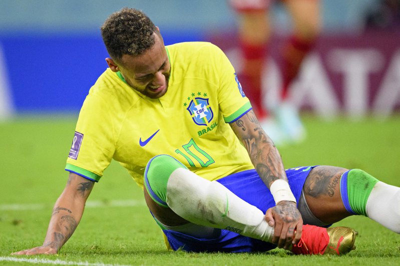 巴西隊球星內馬爾在世界盃首戰扭傷，小組賽能否再戰無法確定，但他求助源自NASA技術的治療方式，盼能加速身體復原，提前在小組賽最後一戰歸隊。 美聯社