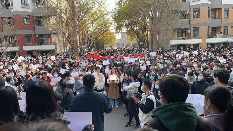 北京清華大學在校園內連兩日的「白紙運動」。（推特）