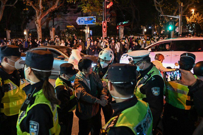 大批人群昨天聚集在上海市中心，警察與抗議者發生衝突，因為他們試圖阻止人群聚集在烏魯木齊中路。 法新社
