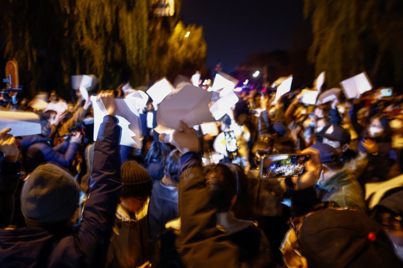 中國各地示威者紛持白色紙張，表達對封控的憤怒。(歐新社)