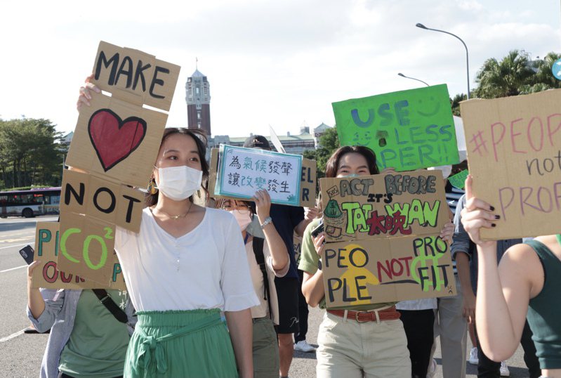 青年上凱道 為氣候發聲 「台灣青年為氣候」昨號召近百青年上凱道，要求社會立即展開氣候行動，也呼籲選前曾提出「綠色政見」的縣市首長、議員當選人，上任後應兌現承諾。
就讀高一的遊行總召許文熙說，氣候變遷是年輕世代要面臨的問題，且有嚴重急迫性；高一生陳威宇說，這代青年體驗過兒時穿三層衣服的冬天，也體驗過如今悶熱的冬天，青年是最後防線，若不負責且繼續揮霍環境，將成為「知情卻不行動」的一代。記者黃義書／攝影