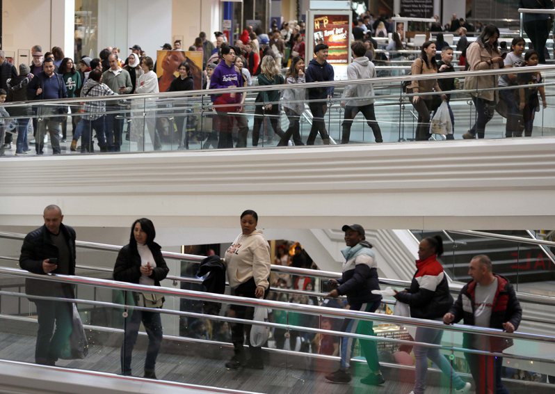 美國購物中心在黑色星期五購物節當天湧現人潮。美聯社