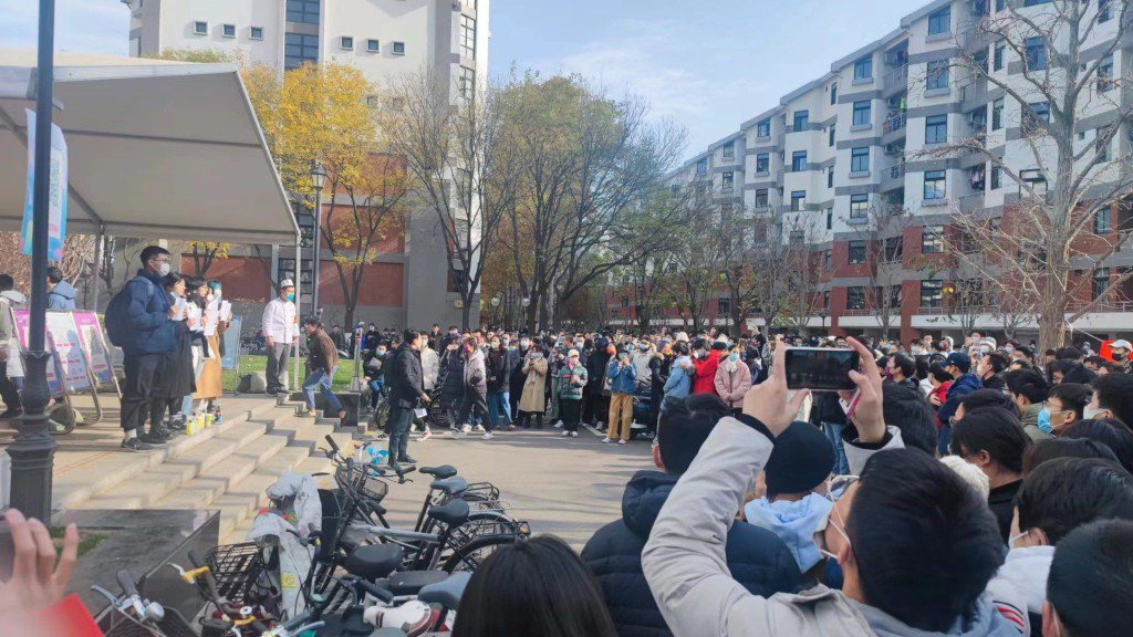 北京清華大學校園內聚集數百聲援並悼念新疆大火死難者的學生。（微信）
