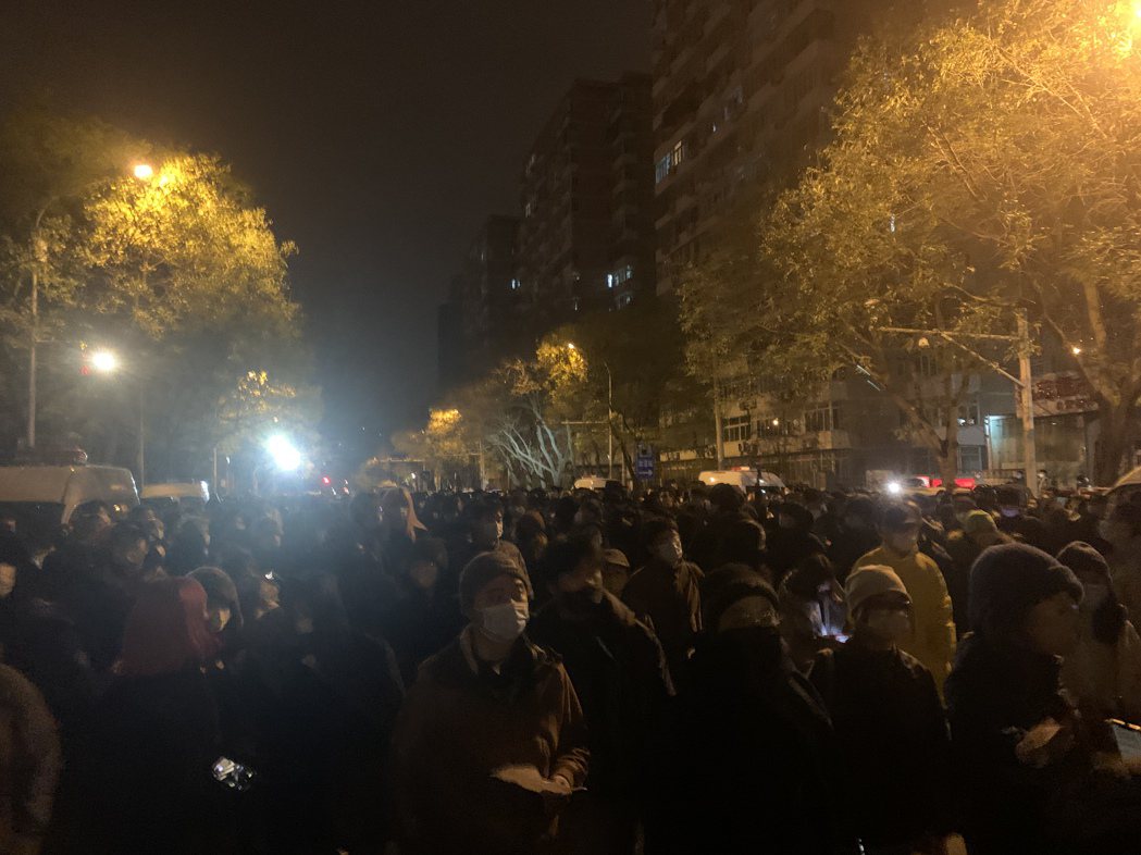 抗議一直持續到28日凌晨，警方驅散過程中，有民眾反嗆，「我們是羊群嗎，站在馬路旁...