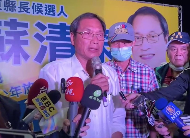 選舉結束，國民黨屏東縣長候選人蘇清泉（左一）以一萬多票敗選，蘇清泉對於選舉結果有質疑。圖／本報資料照片