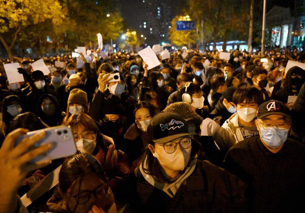 北京28日凌晨也出現居民上街抗議防疫。（法新社）
