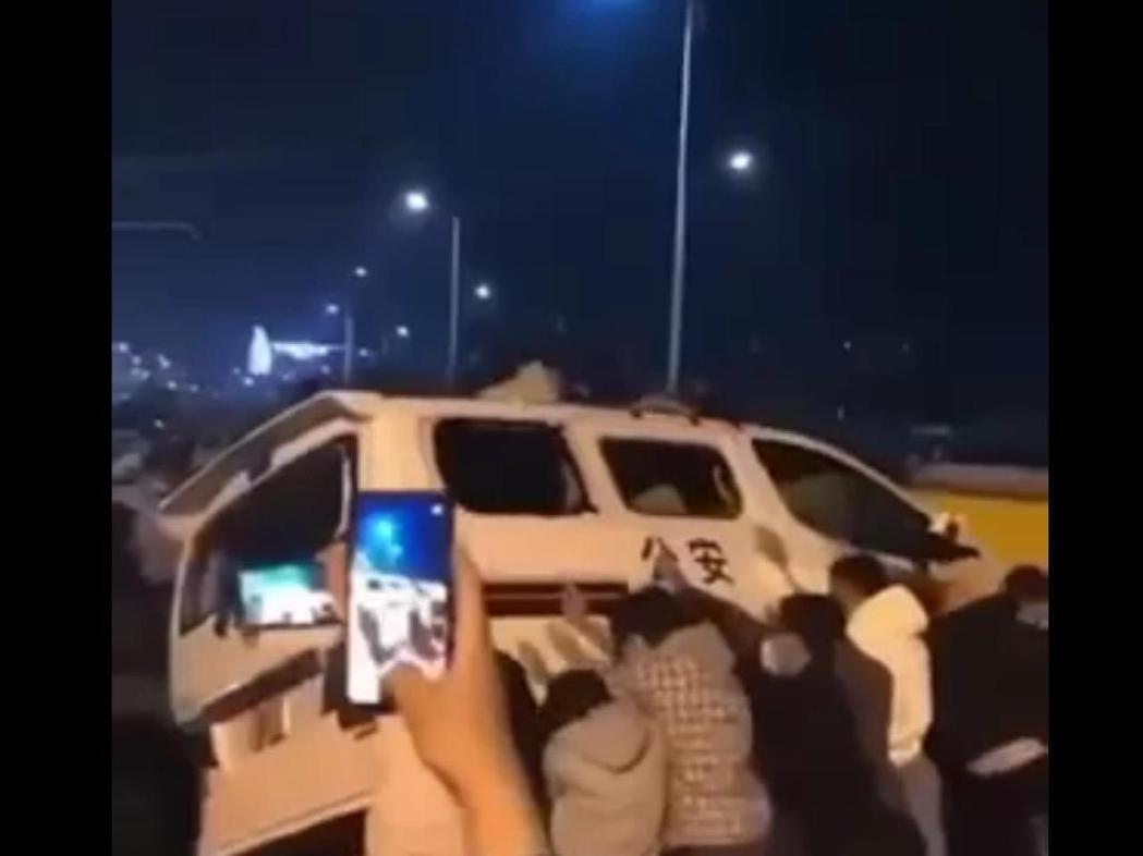 抗議民眾推翻現場對峙的公安警車。（網路截圖）