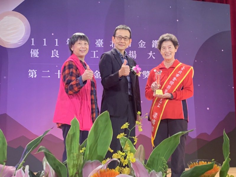 獲獎者的志工梁錦繡，主要是在台北市立圖書館，協助將書籍文字轉為視障者能夠閱讀的點字書。圖／社會局提供