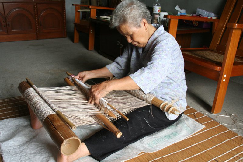 朱阿菊致力保留噶瑪蘭族香蕉絲編織工藝，曾在部落社團擔任編織講師推廣。圖／潘朝成提供