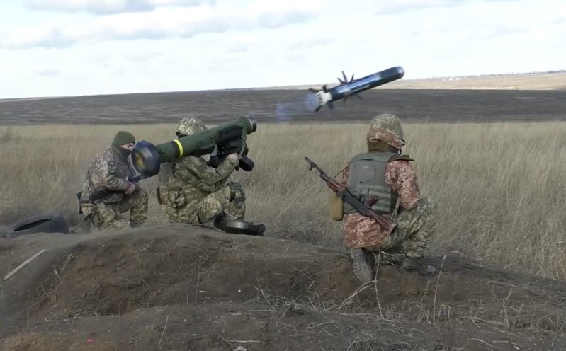 烏克蘭部隊在烏東頓內次克地區發射標槍飛彈。美國持續提供烏克蘭武器，導致標槍飛彈等對台軍售延遲交貨情況惡化。（美聯社）