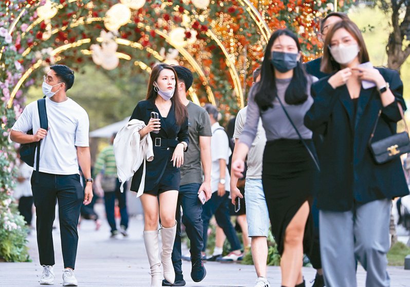 指揮中心宣布12月1日起，取消室外全程戴口罩規定，究竟要不要脫掉口罩引發民眾討論。記者侯永全／攝影