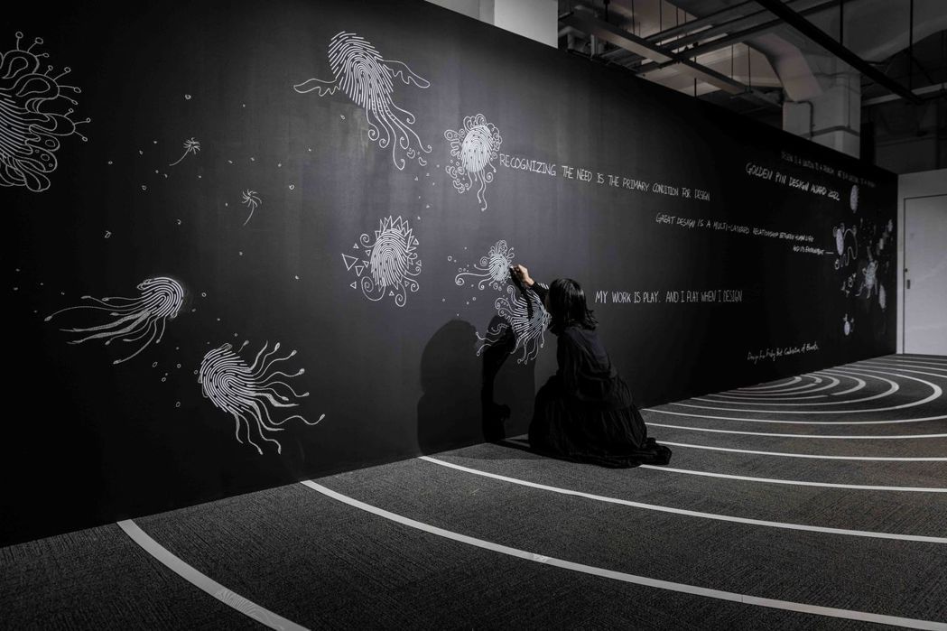 04展間｜「創意疊加」黑板牆，開放觀眾用粉筆繪畫。 圖／台灣設計研究院提供