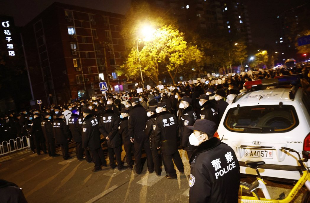 圖為11月27日晚間，在北京亮馬橋附近的白紙抗議現場。 圖／歐新社