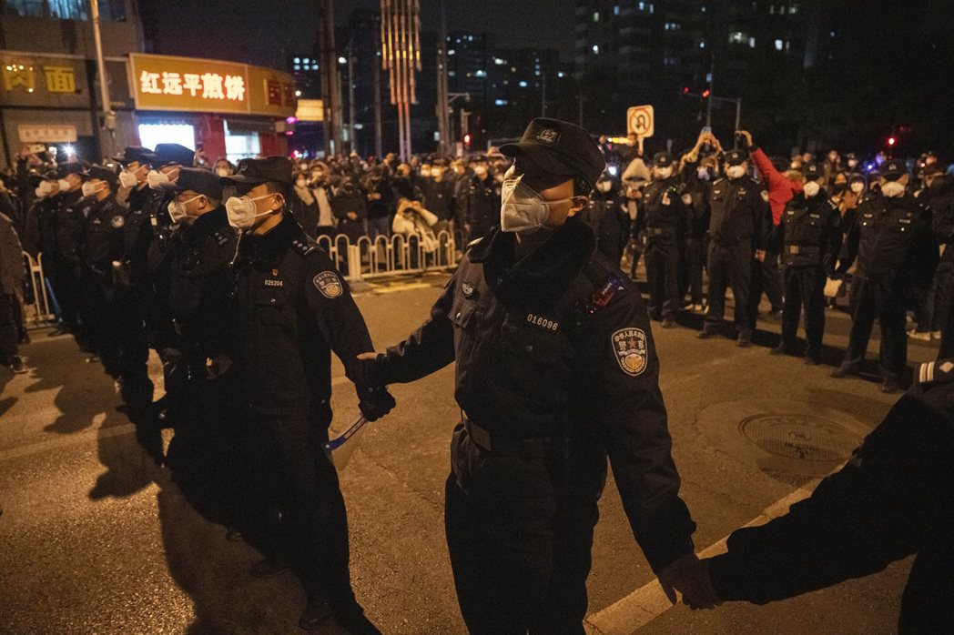圖為11月27日晚間，在北京亮馬橋附近的白紙抗議現場。 圖／美聯社