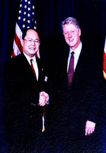 王傳亮在北美衛視總經理任內，曾訪問美國前總統柯林頓。