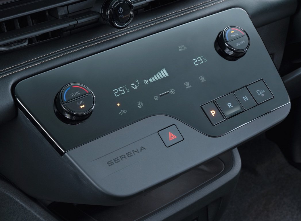 空調改為新式觸控面板，取消了排檔桿設計改為按鈕排檔形式。 圖／Nissan