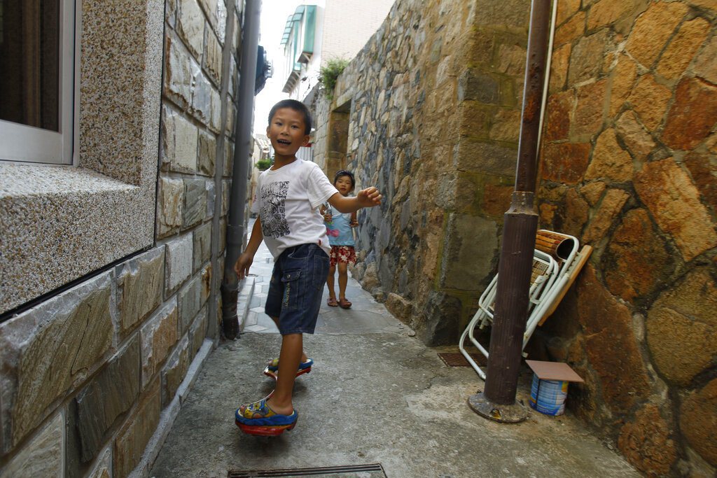 圖為孩子們在北竿島上的石屋旁玩耍。 圖／美聯社
