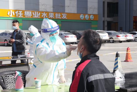 中國大陸核酸檢測公司近來備受爭議，被指責在疫情期間謀取暴利。中新社
