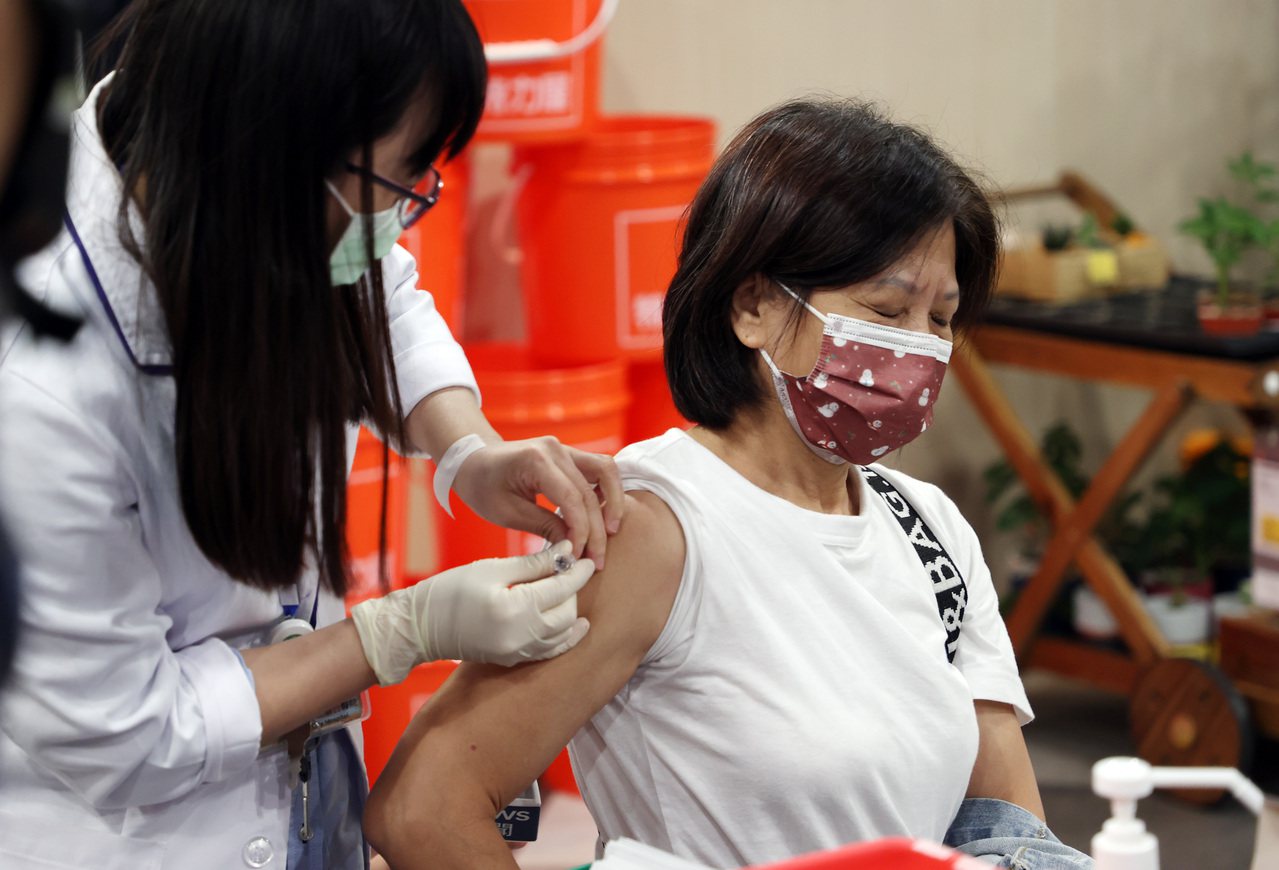圖為民眾接種流感疫苗。記者曾吉松／攝影